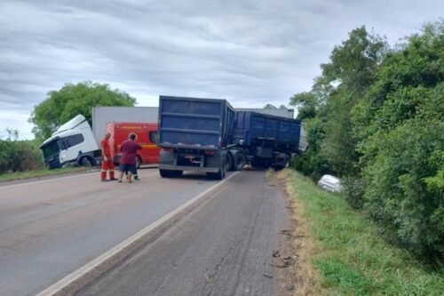 Uma pessoa morre em acidente envolvendo duas carretas e um carro na BR-290