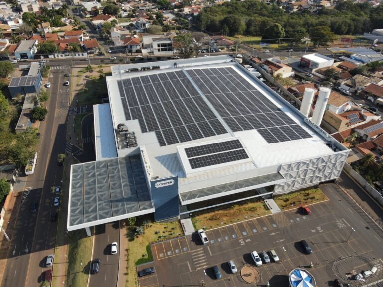 Vista área do Fort Atacadista Santa Cruz do Sul, com placas fotovoltaicas na cobertura do estacionamento. Divulgação