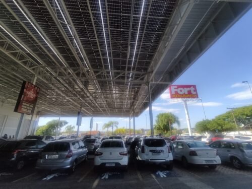 Vista área do Fort Atacadista Santa Cruz do Sul, com placas fotovoltaicas na cobertura do estacionamento.Divulgação