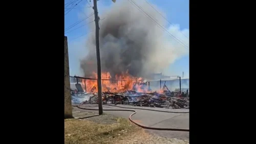 Incêndio atinge casa e depósito de empresa de materiais de construção em Tramandaí