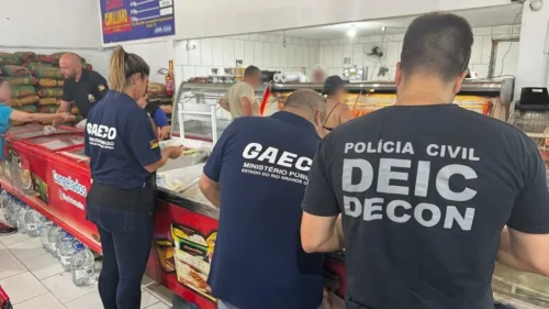 Fiscalização interdita supermercado e apreende mais de 5,4 toneladas de alimentos impróprios para consumo no Litoral Norte