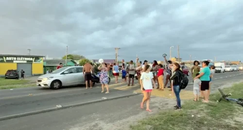 Moradores do bairro Nova Nordeste realizam manifestação pela falta de energia em Imbé