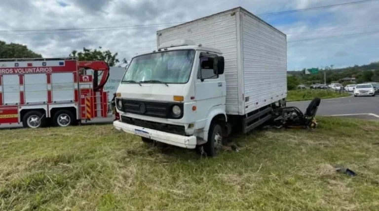 Motociclista morre em violenta colisao com caminhao na rotula da ERS 474 2 800x445 1