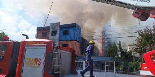 Sem PPCI, condomínio de contêineres que pegou fogo em Porto Alegre tem novo princípio de incêndio