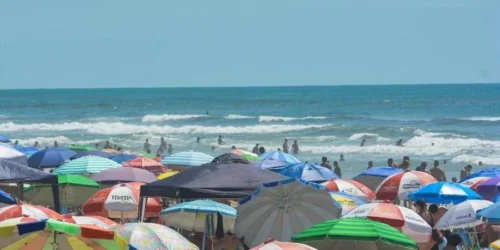 Sol forte e mar limpo animam veranistas neste domingo em Tramandaí