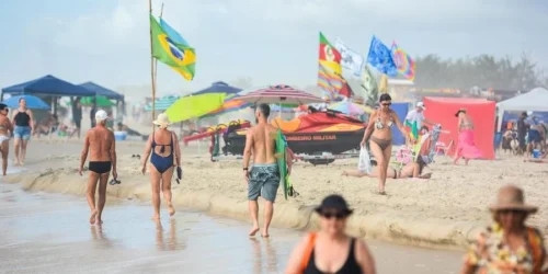 Primeiro sábado de fevereiro é de tempo firme e bandeira amarela no mar de Capão da Canoa