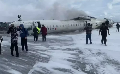 Avião capota durante pouso no Canadá e deixa feridos