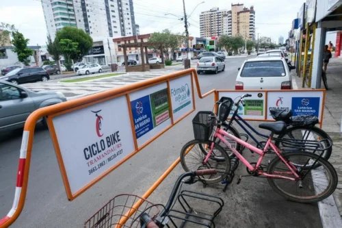 Iniciativa substitui vaga de carros por espaço para 10 bicicletas em Tramandaí