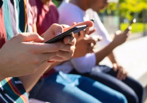 Governo gaúcho publica orientações sobre a proibição do telefone celular nas escolas a partir desta segunda-feira