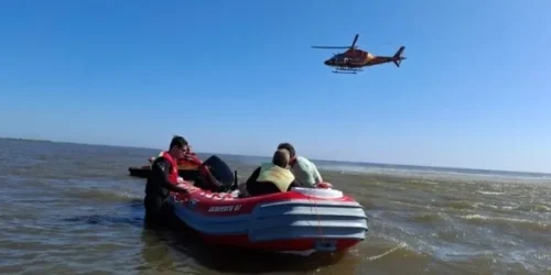 Pescadores são resgatados um dia após naufrágio em Palmares do Sul