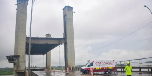 Falha mecânica no vão móvel do Guaíba bloqueia trânsito na BR 116 em Porto Alegre nesta quinta-feira