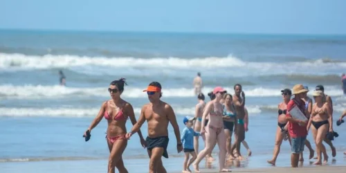 Domingo de sol e mar calmo movimenta o Litoral Norte