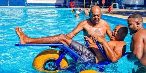 Todas as piscinas públicas de Porto Alegre terão cadeiras para pessoas com deficiência