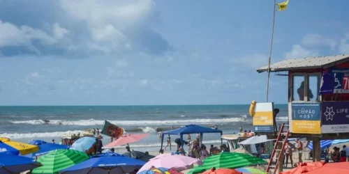 Mar limpo, calor e tempo e sol levam veranistas à beira-mar neste Sábado