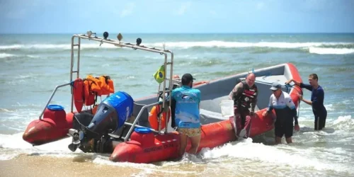 Embarcação com cinco pescadores naufraga na praia de Imbé