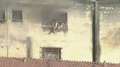 Incêndio destrói fábrica de fantasias de escolas de samba do carnaval do Rio de Janeiro