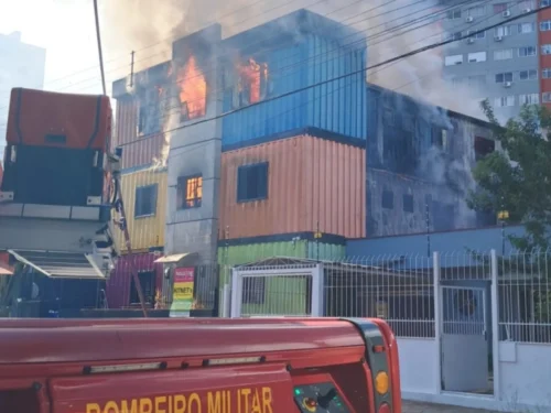 Incêndio atinge quitinetes em condomínio de contêineres na zona leste de Porto Alegre