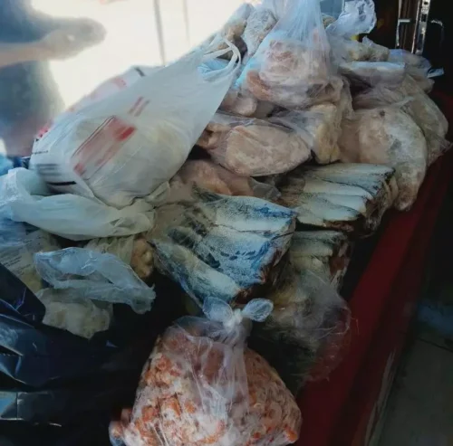 Mais de 800 quilos de alimentos impróprios para o consumo são apreendidos em quiosques e mercados no litoral gaúcho