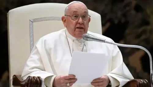 Papa Francisco recebe transfusão de sangue e condição de saúde é crítica, informa o Vaticano