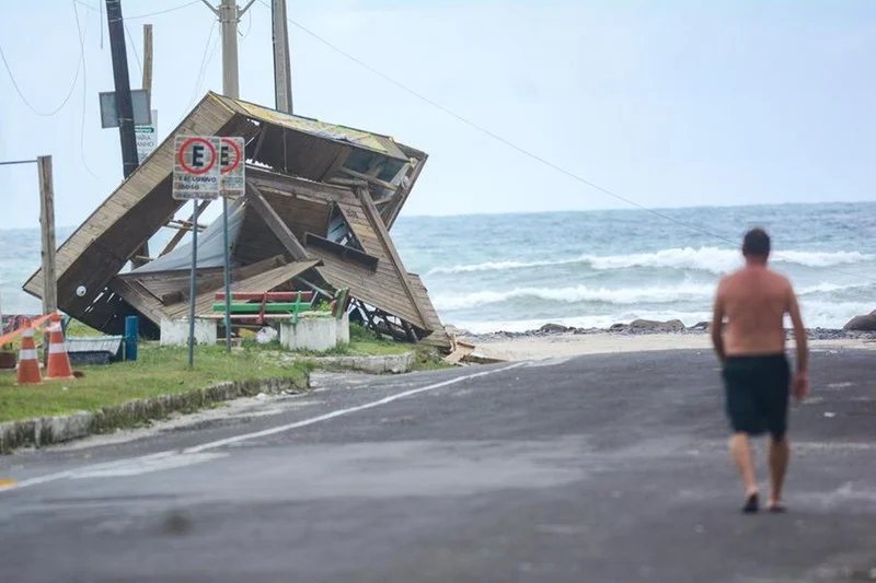 Escola destelhada durante temporal em Imbé retoma aulas na próxima semana 3 temporal14