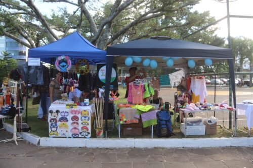 Shows musicais e venda de artesanato foram algumas das atrações do Bazar Artencontro na Praça das Carretas no domingo