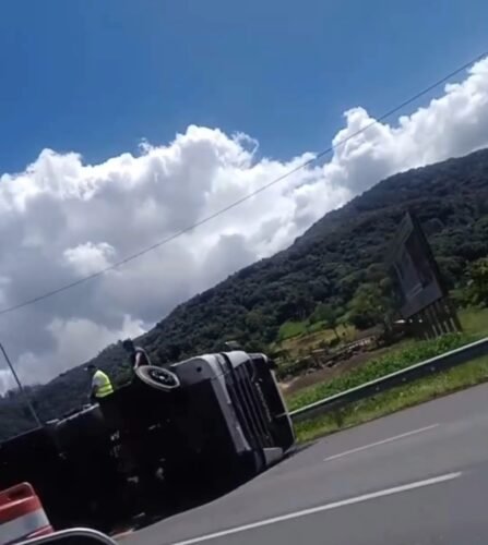 Caminhão tomba na Freeway em Osório