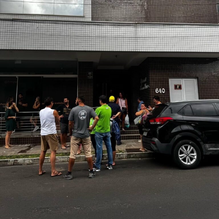 Moradores de edifício evacuam prédio em Osório após estouro de caixa d'água 9 486635016 9122739874490992 5852142795505269380 n