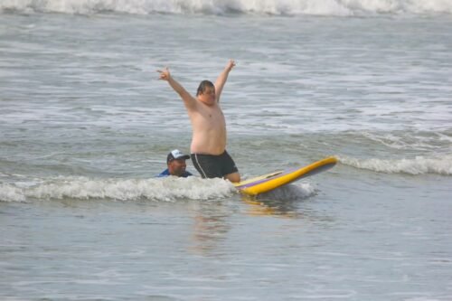 Alunos da APAE de Osório vivenciam experiência inesquecível com aula de surf em Tramandaí