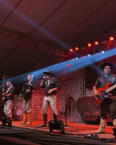 A primeira noite de shows e bailes do 12º Rodeio Crioulo de Xangri-Lá