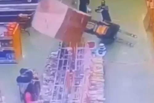 Cliente é atingida por carga de leite condensado em atacado de Canoas