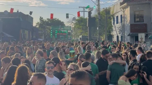 Festa de Saint Patrick’s Day veste de verde ruas e bares do Quarto Distrito, em Porto Alegre