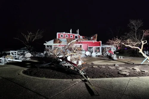 Tempestade e tornados causam ao menos 17 mortes nos Estados Unidos