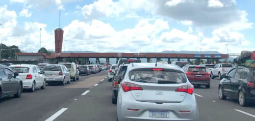 Mais de 50 mil veículos já retornaram das praias pela freeway; às 18 horas passa 45 veículos por minuto no rodovia