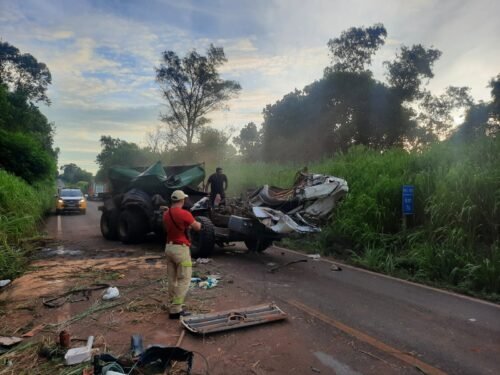 MOTORISTA É ENCAMINHADO AO HOSPITAL APÓS CAPOTAR CAMINHÃO NA RODOVIA PR-158 DE SÃO JOÃO DO CAIUÁ-PR A PARANAVAÍ