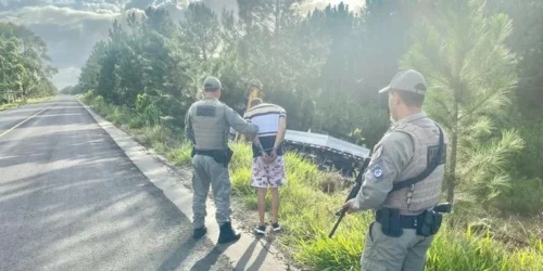 Homem furta caminhão da CEEE, colide contra árvore e acaba preso por BM em Mostardas