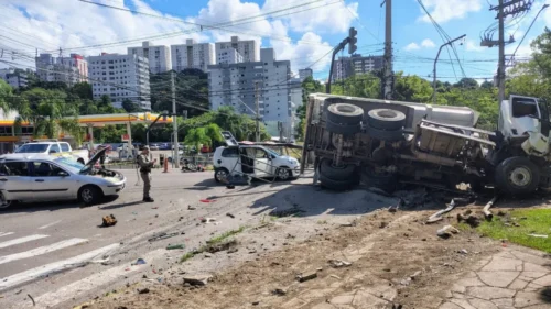 Caminhão fica sem freios, atinge seis veículos e fere sete pessoas em Bento Gonçalves