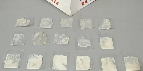 Criança de 4 anos leva cocaína para a escola e distribui entre colegas em MG