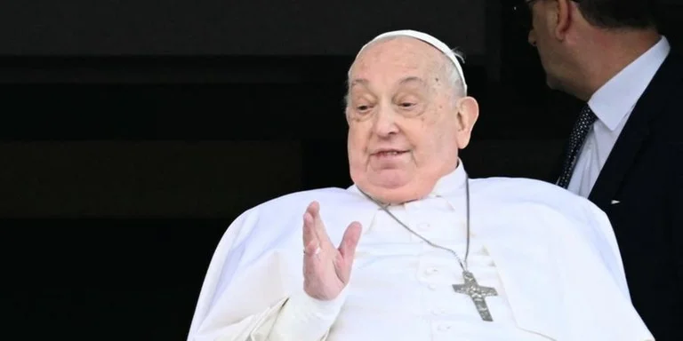 Papa agradece fiéis em sua primeira aparição pública e deixa hospital 20 image 4 4