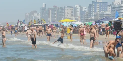 Sol forte e praia lotada marcam a Segunda-feira de Carnaval no Litoral Norte