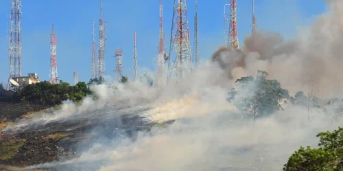 Bombeiros combatem incêndio em vegetação do Morro da Polícia