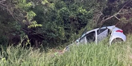 Veículo sai da pista e condutora morre atropelada por ônibus ao tentar pedir ajuda em Maquiné