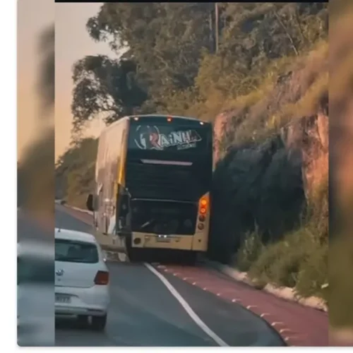 Ônibus da banda Rainha Musical se envolve em acidente no oeste catarinense