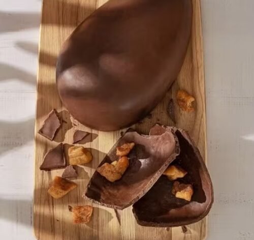 Ovo de chocolate com torresmo chama atenção e gera fila de pedidos em SC