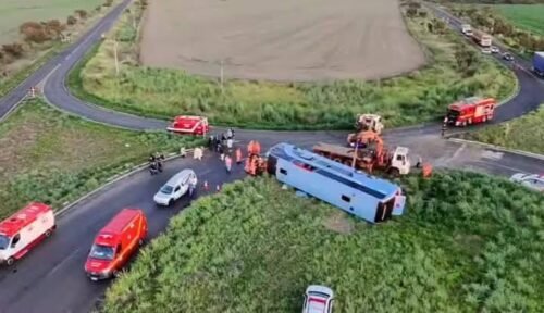 Ônibus tomba com 50 passageiros e deixa pelo menos quatro mortos na MG-223