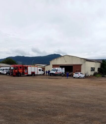 Servidor da Prefeitura de Osório sofre acidente com retroescavadeira durante manutenção