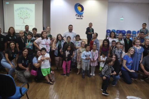 SECRETARIA MUNICIPAL DE EDUCAÇÃO DE OSÓRIO ENTREGA CORDÕES DE GIRASSOL E QUEBRA-CABEÇA NA SEMANA DO AUTISMO