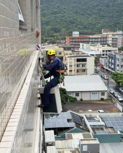 Caixa externa de ar-condicionado fica pendurada em prédio de Osório e mobiliza Corpo de Bombeiros