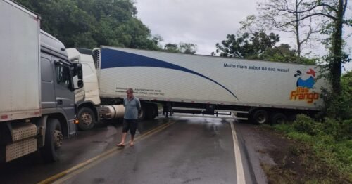Acidente deixa o trânsito totalmente bloqueado na ERS-324, entre Marau e Passo Fundo, na manhã desta quinta-feira (03)