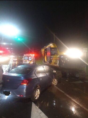 ACIDENTE EM GRAVATAÍ “VEÍCULO BATE EM ESCAVADEIRA” NA ERS-030; NA PARADA 94 UMA PESSOA FERIDA FOI REMOVIDA AO (HDJB)