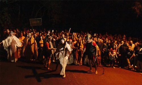 TRADICIONAL ENCENAÇÃO DA VIA SACRA NO MORRO DA BORÚSSIA PROMETE EMOCIONAR FIÉIS